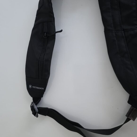 VICTORINOX SLING BAG! ๐๐๐ - Picture 5 of 16